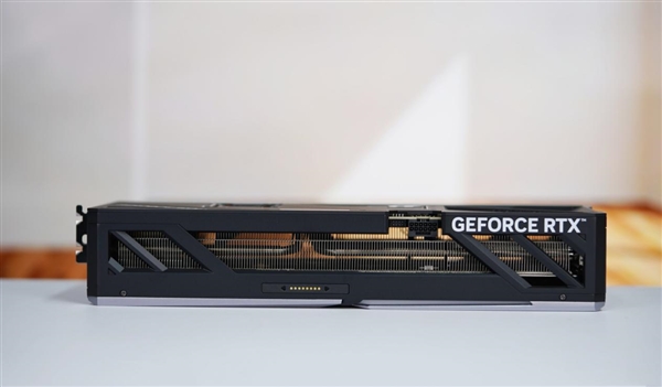 百帧游戏利器！七彩虹iGame RTX 5070 Ti Vulcan OC图赏